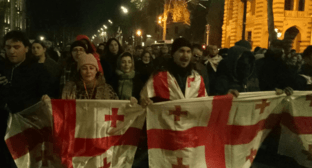 Участники акции протеста в Тбилиси. Фото Беслана Кмузова от 23.12.25 для 