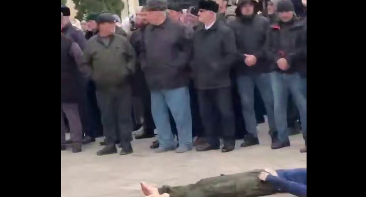 Митинг над телом убитого при атаке на пост ДПС подростка. Стоп-кадр видео из Telegram-канала Тумсо Абдурахманова (признан иноагентом) от 09.04.25, https://t.me/abusaddamshishani/6578