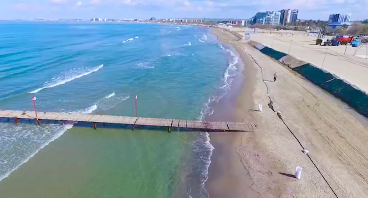 Берег моря в Анапе. 10 апреля 2025 года. Кадр видео оперштаба Кубани https://t.me/opershtab23/13199