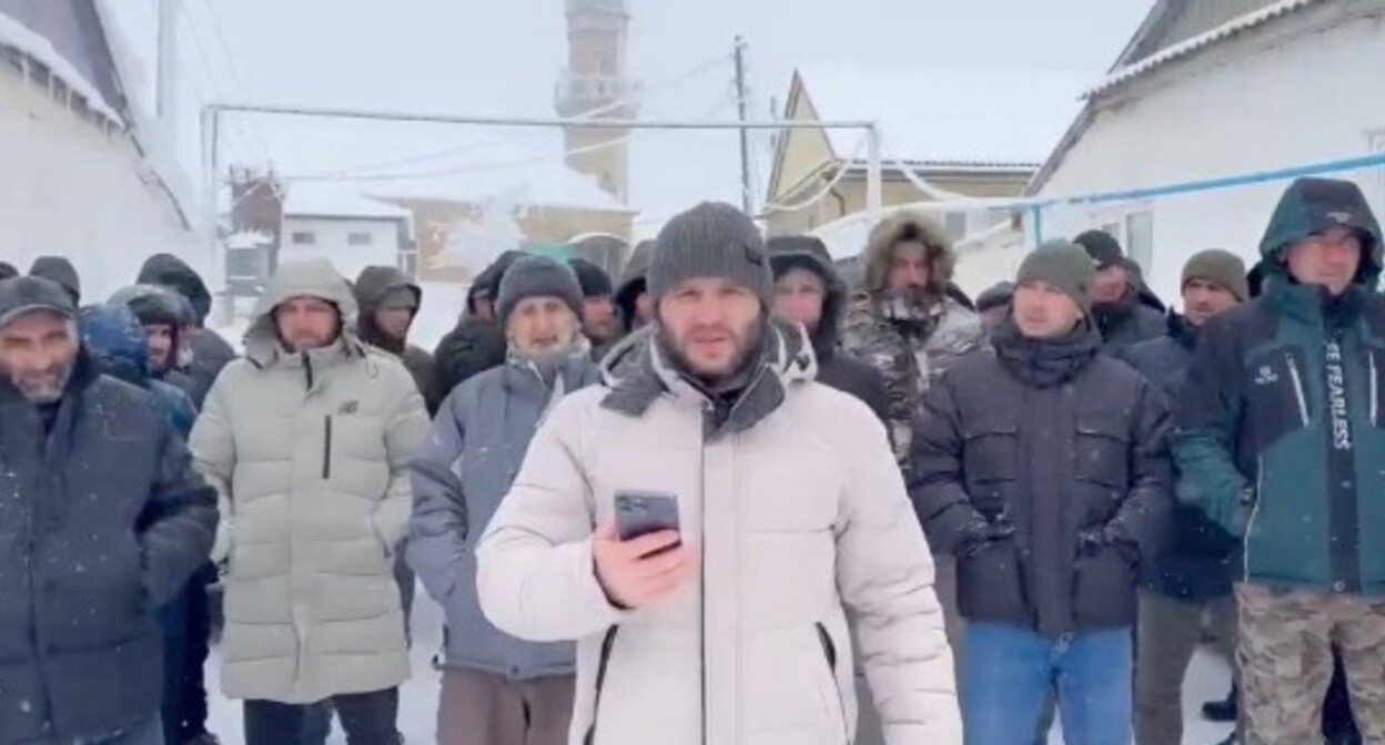 Жители села Хубар выражают протест против генплана и требуют восстановить земельные интересы сельчан.  Кадр из видео: https://t.me/chernovik/82981

