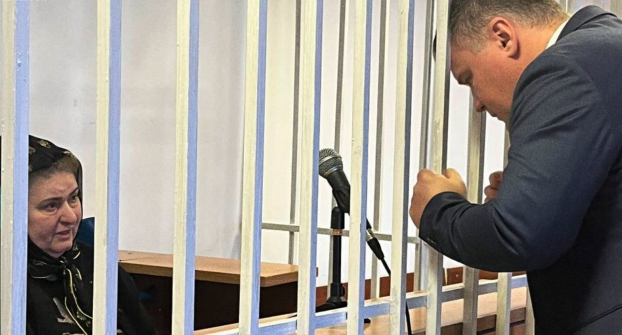 Зарема Мусаева и адвокат Александр Немов. Скриншот фото из Telegram-канала Команды против пыток(признана иноагентом) от 18.12.24, https://t.me/no_torture/3481