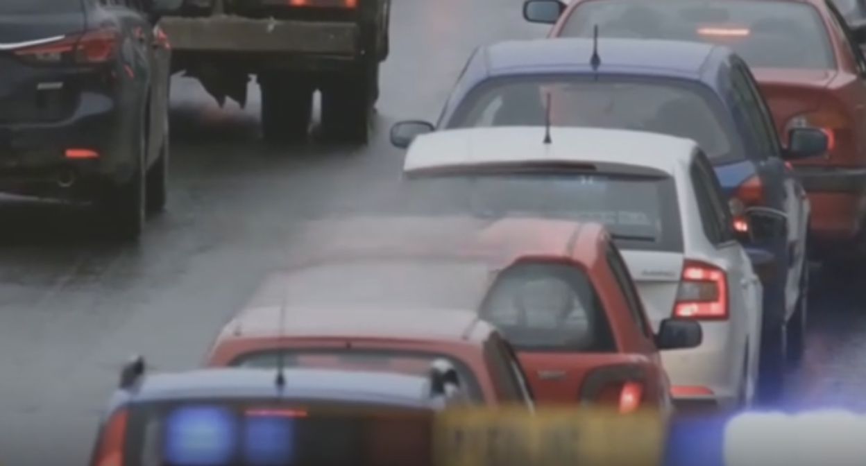Автомобильная пробка. Кадр видео https://rutube.ru/video/10db0eac7cc4cb7f7aa6f635351cb0c0/.