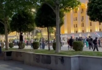 Активисты перекрыли проспект Руставели в Тбилиси. 29 мая 2025 года. Стоп-кадр видео телеграм-канала Tbilisi_life.