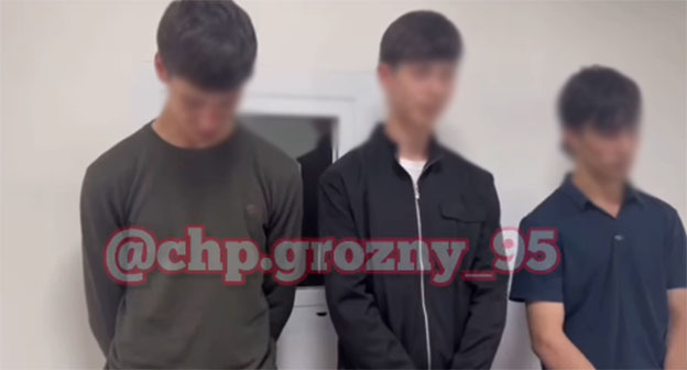 Кадр видео с порицанием водителей в Гудермесском районе Чечни. Скриншот видео https://www.instagram.com/p/DKJ8kS1sCPd/ принадлежит компании Meta деятельность которой запрещена в России