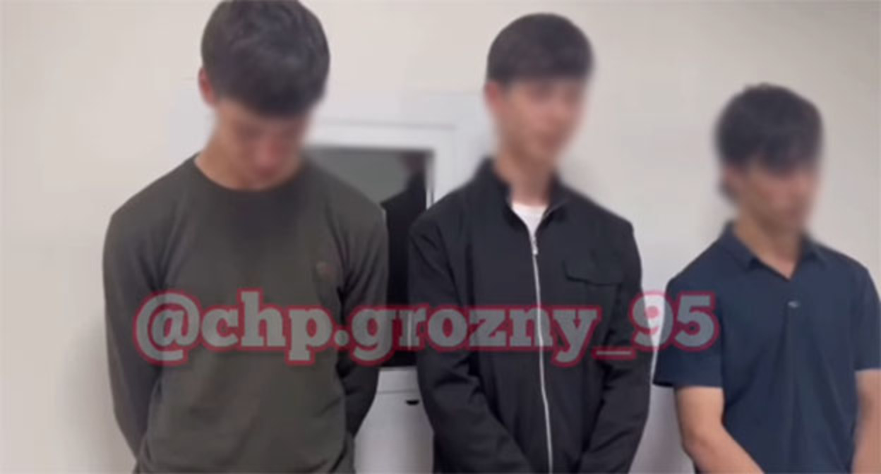 Кадр видео с порицанием водителей в Гудермесском районе Чечни. Скриншот видео https://www.instagram.com/p/DKJ8kS1sCPd/ принадлежит компании Meta деятельность которой запрещена в России