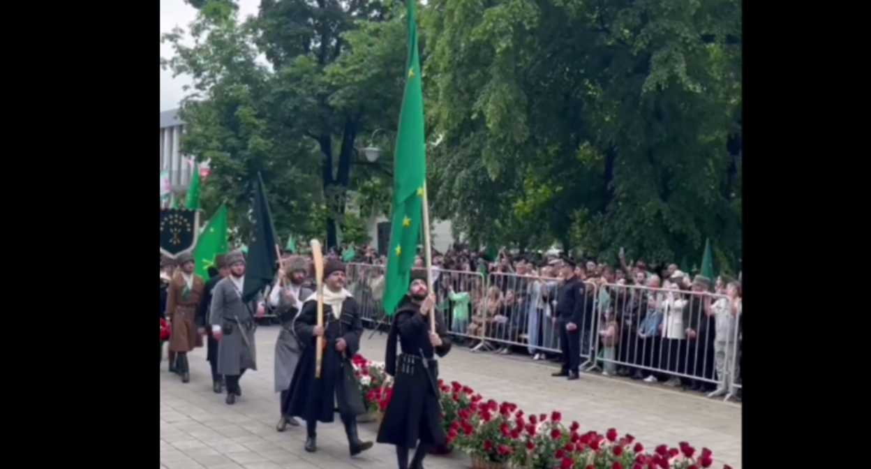 Участники шествия в Нальчике. Стоп-кадр видео https://t.me/zapravakbr/3361.