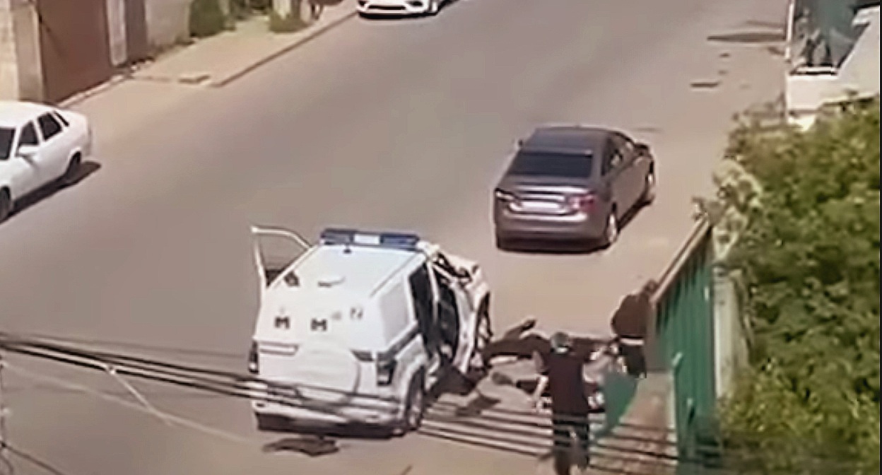 Нападение на силовиков в Махачкале. Кадр видео "Кавказского узла" https://youtu.be/RTANBD4E94E.

